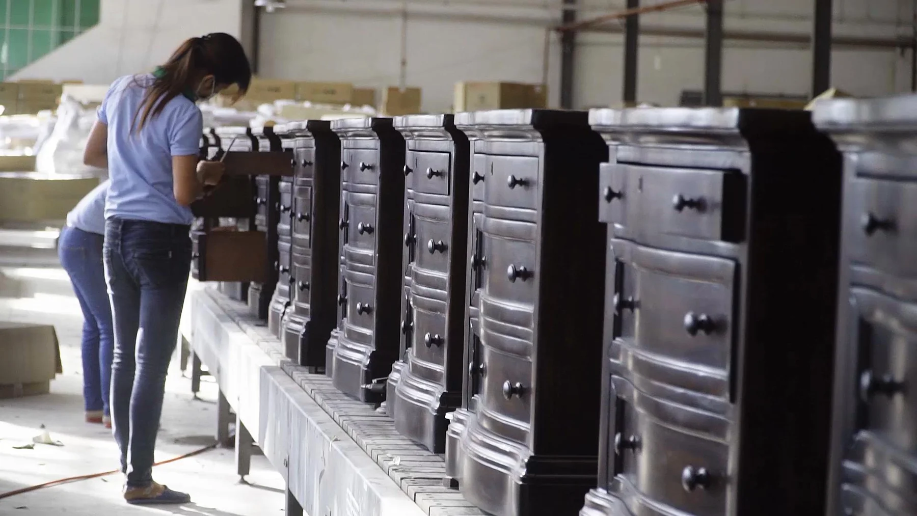 Cabinet production and inspection at the Vietnam factory